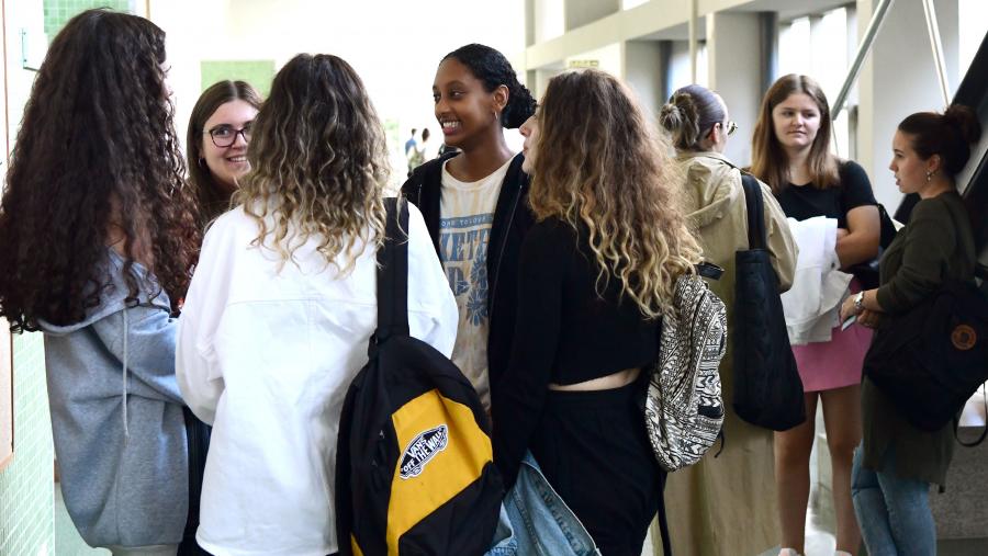 As identidades e as ideoloxías lingüísticas, especialmente, dos falantes de linguas minorizadas, serán o tema principal da segunda sección do simposio. Imaxe de arquivo de alumnado en Filoloxía. FOTO: Santi Alvite As identidades e as ideoloxías lingüísticas, especialmente, dos falantes de linguas minorizadas, serán o tema principal da segunda sección do simposio. Imaxe de arquivo de alumnado en Filoloxía. FOTO: Santi Alvite
