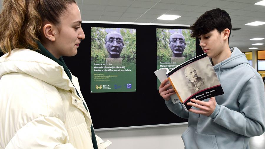A obra coeditada pola RAGC e o Consello da Cultura Galega realiza un repaso pola traxectoria profesional e vital do homenaxeado. FOTO: Santi Alvite A obra coeditada pola RAGC e o Consello da Cultura Galega realiza un repaso pola traxectoria profesional e vital do homenaxeado. FOTO: Santi Alvite