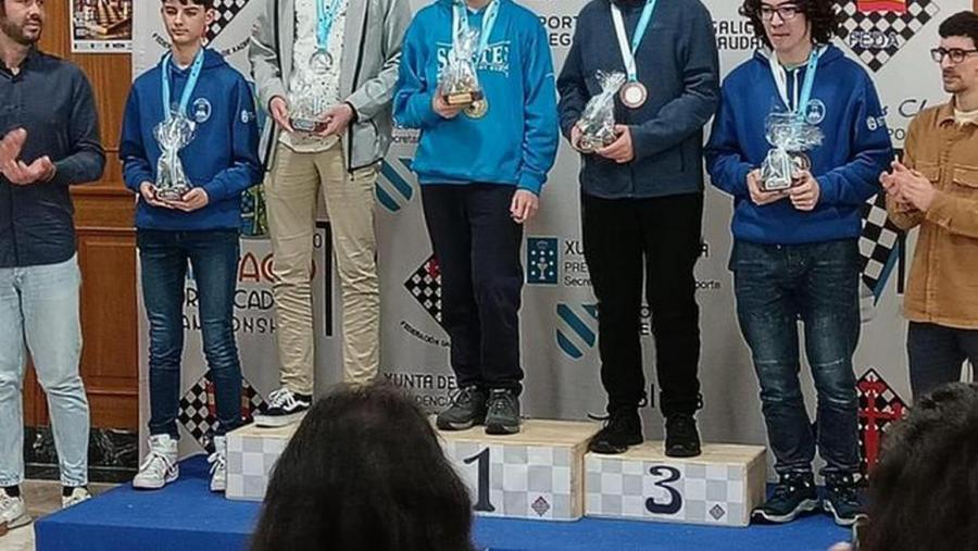 Primerios clasificados na categoría sub 18 Podio do Campionato Galego de Xadrez
