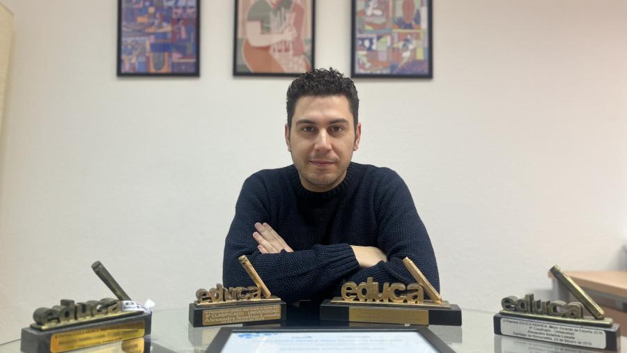 O profesor da USC Alexandre Sotelino cos galardóns obtidos en sucesivas edicións dos premios Educa Abanca. FOTO: David Álvarez/USC O profesor da USC Alexandre Sotelino cos galardóns obtidos en sucesivas edicións dos premios Educa Abanca. FOTO: David Álvarez/USC