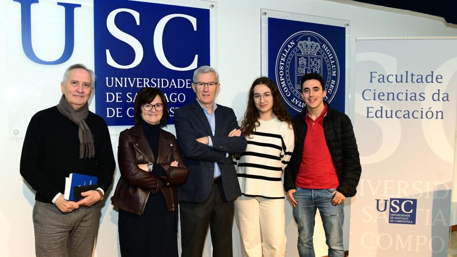 O catedrático da USC Miguel A. Santos Rego, esquerda; a decana de Ciencias de Educación Mar Lorenzo; o director de programas da Fundación SM, José María González Ochoa; a estudante do dobre grao en Mestre de Educación Infantil e Primaria Xiana Sánchez e o estudante do grao en Pedagoxía Luis Carrera. FOTO: Santi Alvite O catedrático da USC Miguel A. Santos Rego, esquerda; a decana de Ciencias de Educación Mar Lorenzo; o director de programas da Fundación SM, José María González Ochoa; a estudante do dobre grao en Mestre de Educación Infantil e Primaria Xiana Sánchez e o estudante do grao en Pedagoxía Luis Carrera. FOTO: Santi Alvite