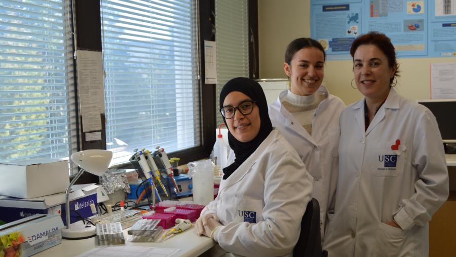 Hajer Ziadi, Carla Polo e Azucena Mora, nun laboratorio de Microbioloxía da Facultade de Veterinaria Hajer Ziadi, Carla Polo e Azucena Mora, nun laboratorio de Microbioloxía da Facultade de Veterinaria