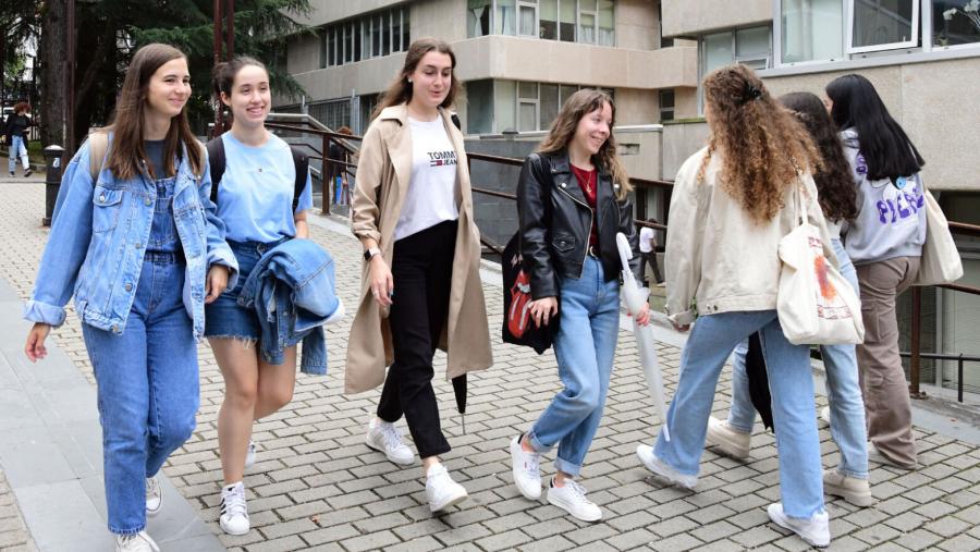 Estudantes no Campus Sur da USC. FOTO: Santi Alvite