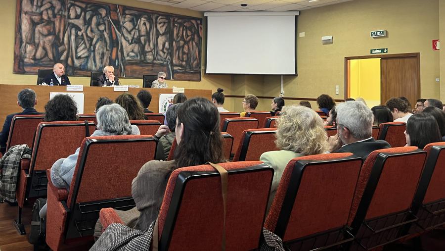 Xoán Doldán, esquerda, Ernesto González Seoane e María del Carmen Guisán Seijas nun momento do evento Xoán Doldán, esquerda, Ernesto González Seoane e María del Carmen Guisán Seijas nun momento do evento
