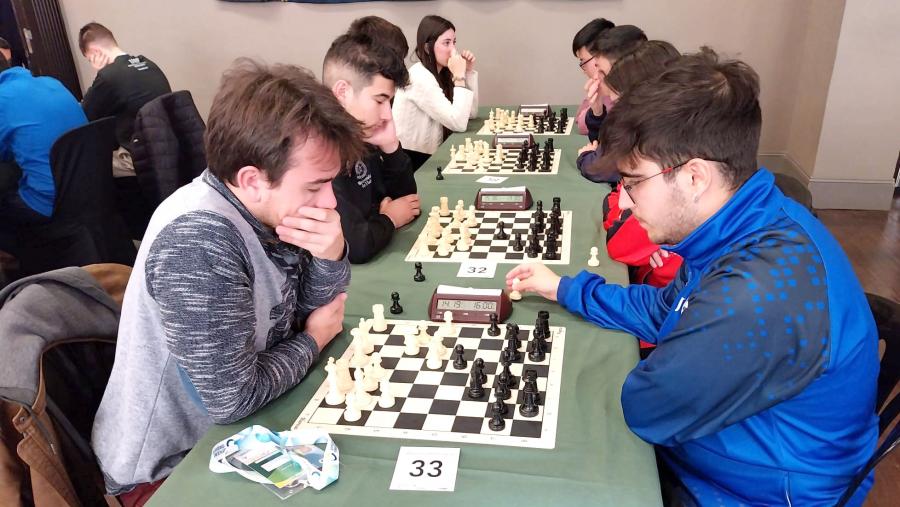 Un momento do campionato de xadrez Un momento do campionato de xadrez