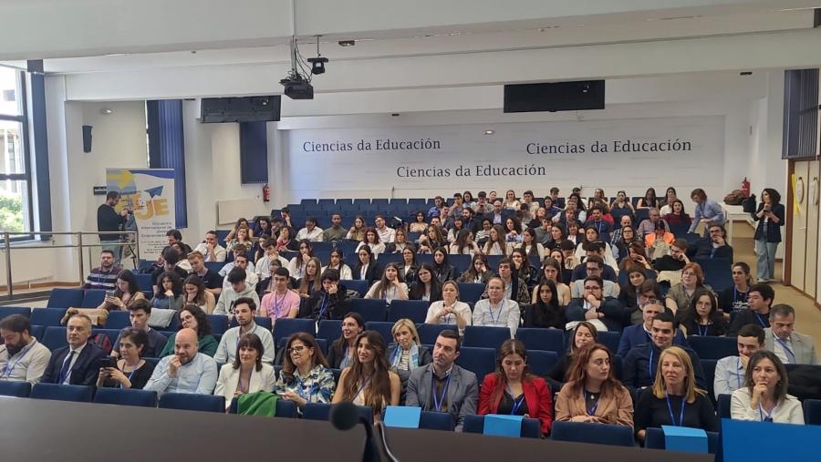 Máis de douscentas persoas participaron no encontro. Máis de douscentas persoas participaron no encontro.