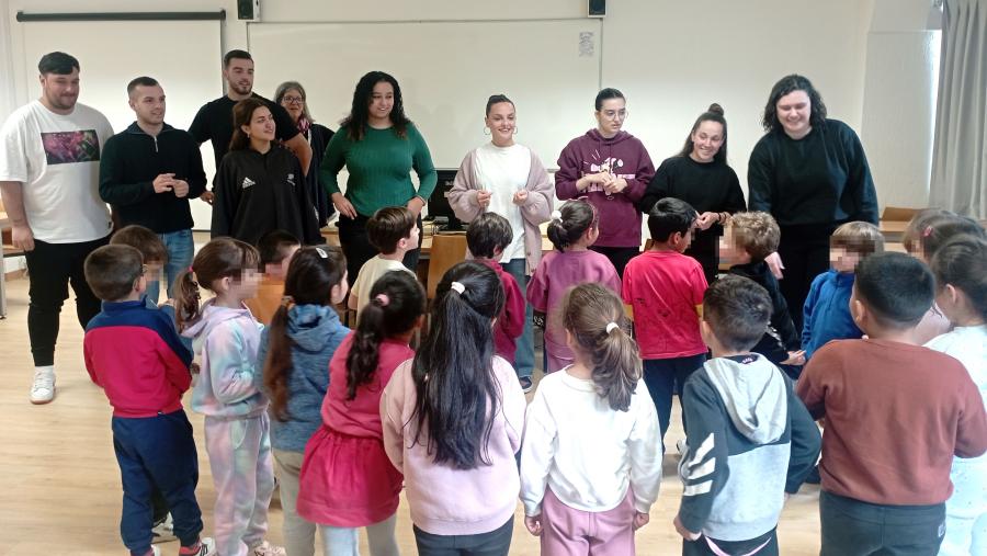 Foto dun momento da experiencia co estudantado universitario e o grupo do CEIP Vite I Foto dun momento da experiencia co estudantado universitario e o grupo do CEIP Vite I