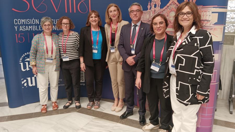 A vicerreitora María José López Couso, terceira pola esquerda, con outras persoas asistentes ao evento