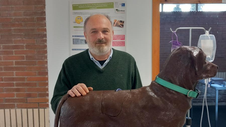 Gonzalo Fernández Rodríguez pertence ao grupo de investigación INVESAGA onde a súa tarefa céntrase nas enfermidades infecciosas dos animais Gonzalo Fernández Rodríguez pertence ao grupo de investigación INVESAGA onde a súa tarefa céntrase nas enfermidades infecciosas dos animais