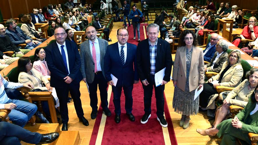 Gumersindo Feijoo, esquerda, Alberto Ruano, Antonio López, Antonio Gómez Caamaño e Carmen Durán con parte das persoas asistentes á presentación. FOTO: Santi Alvite Gumersindo Feijoo, esquerda, Alberto Ruano, Antonio López, Antonio Gómez Caamaño e Carmen Durán con parte das persoas asistentes á presentación. FOTO: Santi Alvite