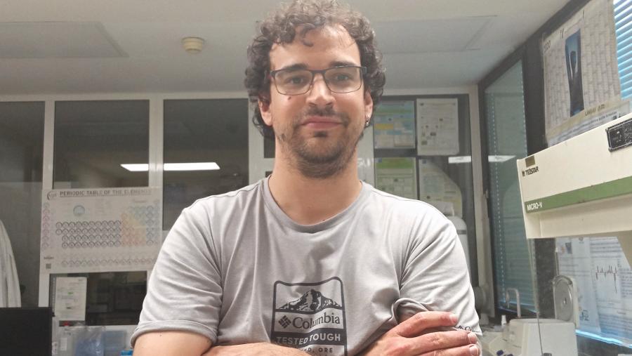 Alexandre Lamas investiga no Laboratorio de Hixiene, Inspección e Control de Alimentos da USC