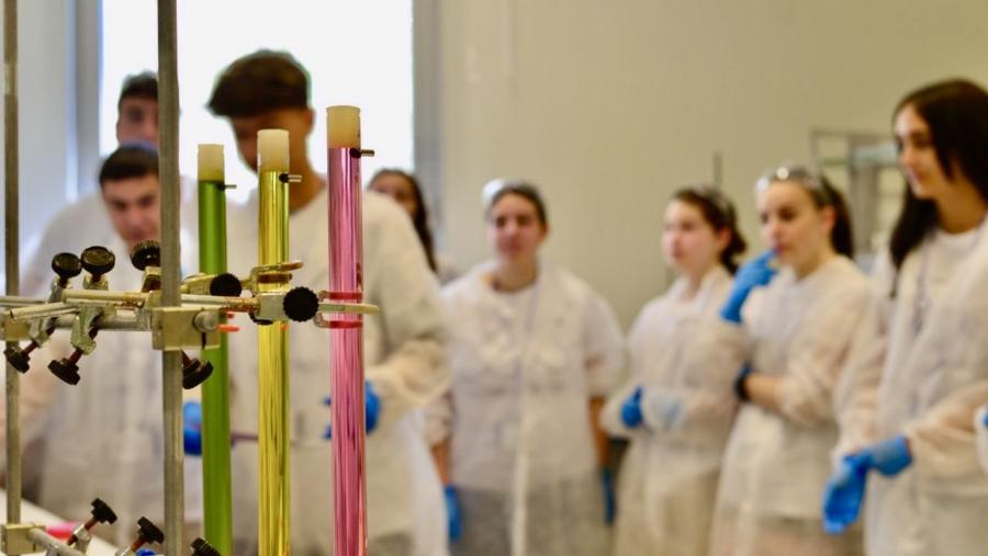 O alumnado elixe entre proxectos de tipo biosanitario, científico experimental, ou de ciencias sociais e humanidades, nos que se achegarán ao día a día da investigación académica que se realiza na Universidade de Santiago de Compostela O alumnado elixe entre proxectos de tipo biosanitario, científico experimental, ou de ciencias sociais e humanidades, nos que se achegarán ao día a día da investigación académica que se realiza na Universidade de Santiago de Compostela