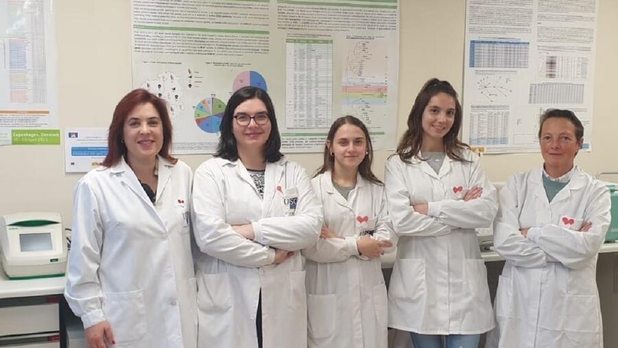 Azucena Mora, primeira pola esquerda, xunto ás investigadoras do seu equipo Vanesa García, Leticia Carballeira, Laura Tallos e Ana López Azucena Mora, primeira pola esquerda, xunto a investigadoras do seu equipo