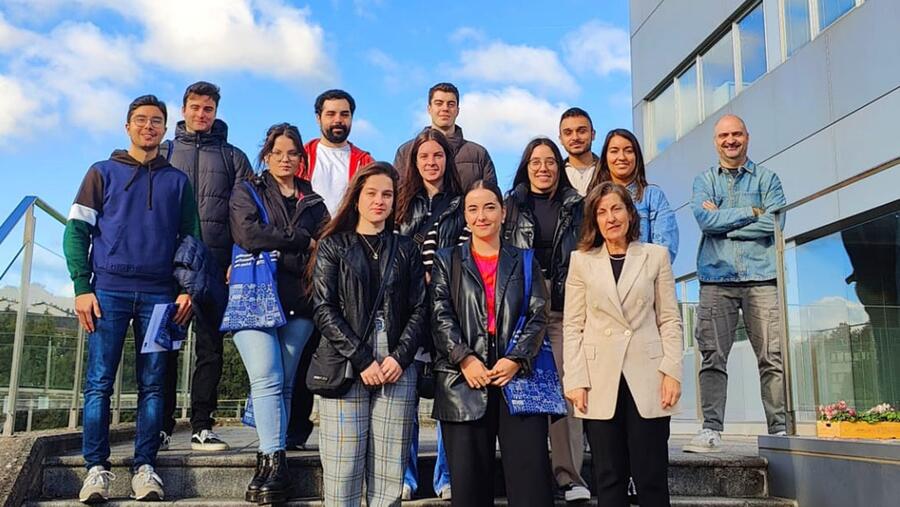 A delegada do reitor para o Campus Terra, Elvira López Mosquera, xunto con parte do equipo técnico deste campus de especialización e o estudantado que participou no acto A delegada do reitor para o Campus Terra, Elvira López Mosquera, xunto con parte do equipo técnico deste campus de especialización e o estudantado que participou no acto
