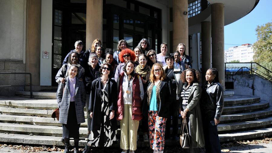 Integrantes de Mulleres á Fronte con artistas participantes no estudo
