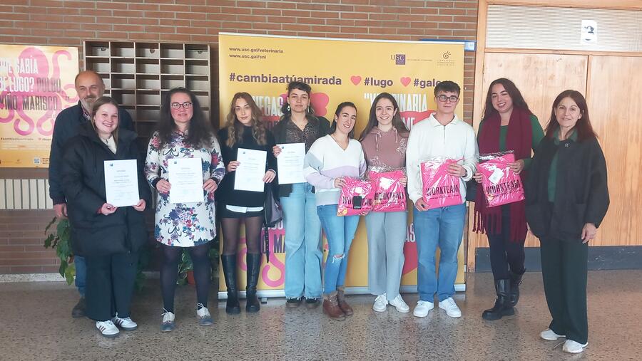 Foto de familia coas persoas premiadas que asistiron ao acto