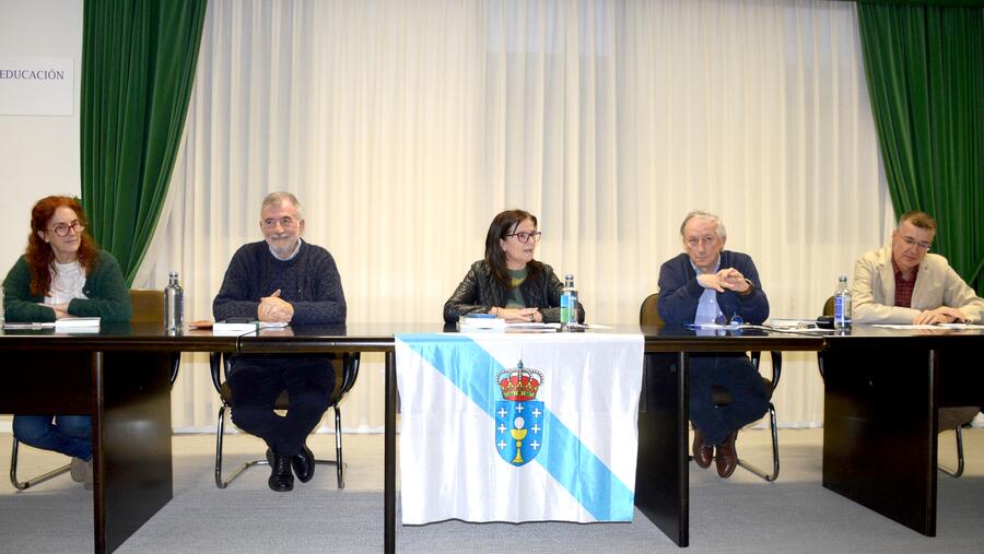 Antón Costa, segundo pola esquerda, foi homenaxeado na presentación do volume