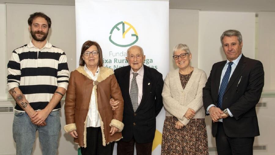 O equipo de investigación cos responsablesa da Fundación. Foto: Fundación Caixa Rural Galega O equipo de investigación cos responsablesa da Fundación. Foto: Fundación Caixa Rural Galega