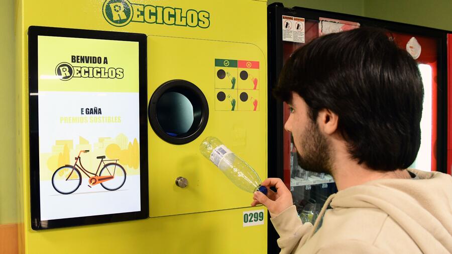 As persoas usuarias só teñen que descargarse a app gratuíta Reciclos, depositar todas as súas latas e botellas de plástico de bebidas na máquina e, ao acabar, escanear o QR que se lles mostrará. FOTO: Santi Alvite As persoas usuarias só teñen que descargarse a app gratuíta Reciclos, depositar todas as súas latas e botellas de plástico de bebidas na máquina e, ao acabar, escanear o QR que se lles mostrará. FOTO: Santi Alvite