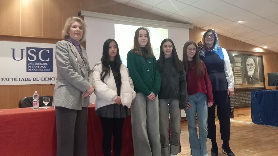 A decana de Ciencias e a directora da UNED en Lugo, xunto ás estudantes premiadas A decana de Ciencias e a directora da UNED en Lugo, xunto ás estudantes premiadas