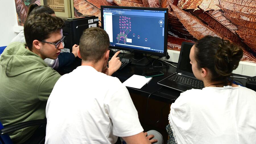 En total, a oferta para 2025 abrangue dende seminarios e cursos para estudantado, ata cursos específicos para persoal docente e investigador, así como accións dirixidas ao sector produtivo. FOTO: Santi Alvite En total, a oferta para 2025 abrangue dende seminarios e cursos para estudantado, ata cursos específicos para persoal docente e investigador, así como accións dirixidas ao sector produtivo. FOTO: Santi Alvite