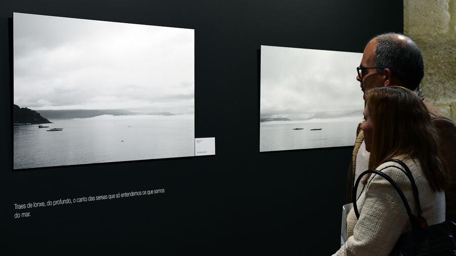 Público observando algunhas das fotografías da mostra. Foto.Santi Alvite Público observando algunhas das fotografías da mostra. Foto.Santi Alvite