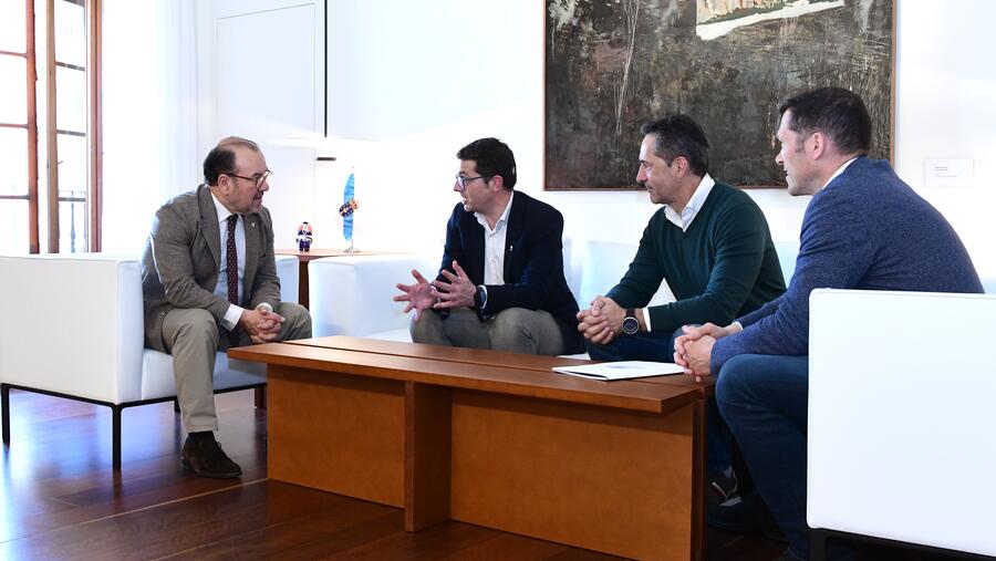 O reitor recibiunos no seu despacho de San Xerome. Foto: Santi Alvite O reitor recibiunos no seu despacho de San Xerome. Foto: Santi Alvite