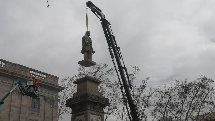Instantánea da retirada do monumento a Antonio López y López que se vai tratar no obradoiro Instantánea da retirada do monumento a Antonio López y López que se vai tratar no obradoiro