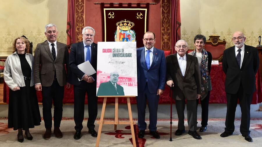 As autoridades posan co cartel da Cátedra institucional Otero Pedrayo. Foto: Santi Alvite As autoridades posan co cartel da Cátedra institucional Otero Pedrayo. Foto: Santi Alvite