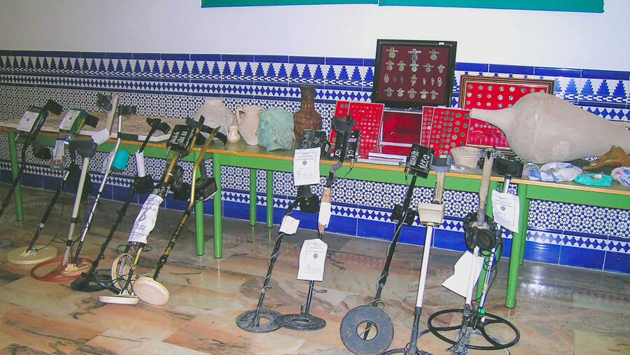 Vista parcial dos detectores de metais e bens arqueolóxicos incautados pola Garda Civil durante a operación Tertis (2007) (Foto: Ignacio Rodríguez-Temiño) Vista parcial dos detectores de metais e bens arqueolóxicos incautados pola Garda Civil durante a operación Tertis (2007) (Foto: Ignacio Rodríguez-Temiño)