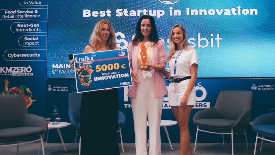 Maruxa Quiroga recollendo o premio en Valencia Maruxa Quiroga recollendo o premio en Valencia
