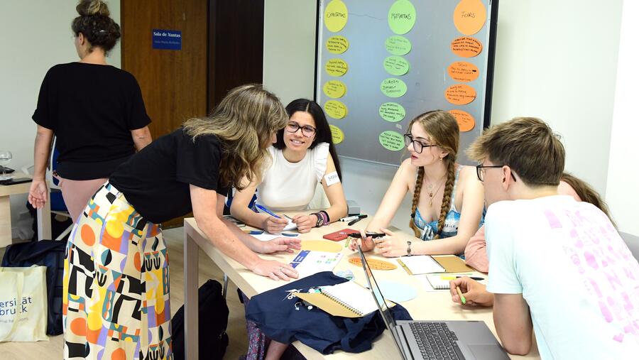 Xa a semana pasada, do 9 ao 13 de xuño , ao abeiro deste proxecto Erasmus+, docentes de educación secundaria en formación de distintas disciplinas e países, traballaron nas competencias necesarias para xestionar a desinformación socio-científica mediática. FOTO: Santi Alvite Xa a semana pasada, do 9 ao 13 de xuño , ao abeiro deste proxecto Erasmus+, docentes de educación secundaria en formación de distintas disciplinas e países, traballaron nas competencias necesarias para xestionar a desinformación socio-científica mediática. FOTO: Santi Alvite