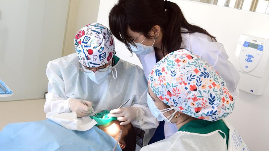 O desaxuste na composición no microbioma vincúlase con varias enfermidades, entre elas a periodontite. Imaxe de arquivo de prácticas na Fcaultade de Odontoloxía. Foto: Santi Alvite O desaxuste na composición no microbioma vincúlase con varias enfermidades, entre elas a periodontite. Imaxe de arquivo de prácticas na Fcaultade de Odontoloxía. Foto: Santi Alvite