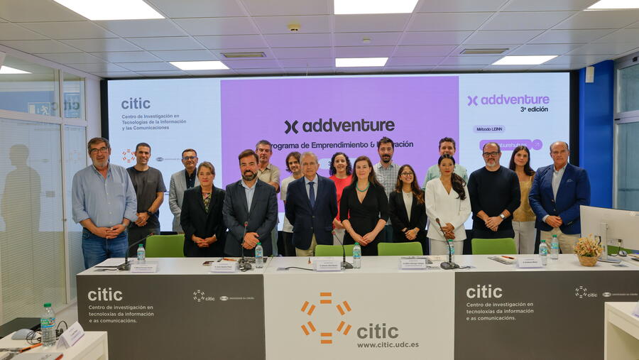 Foto do estudantado que realizou en presencial a presentación final dos proxectos e autoridades presentes na apertura desta xornada final