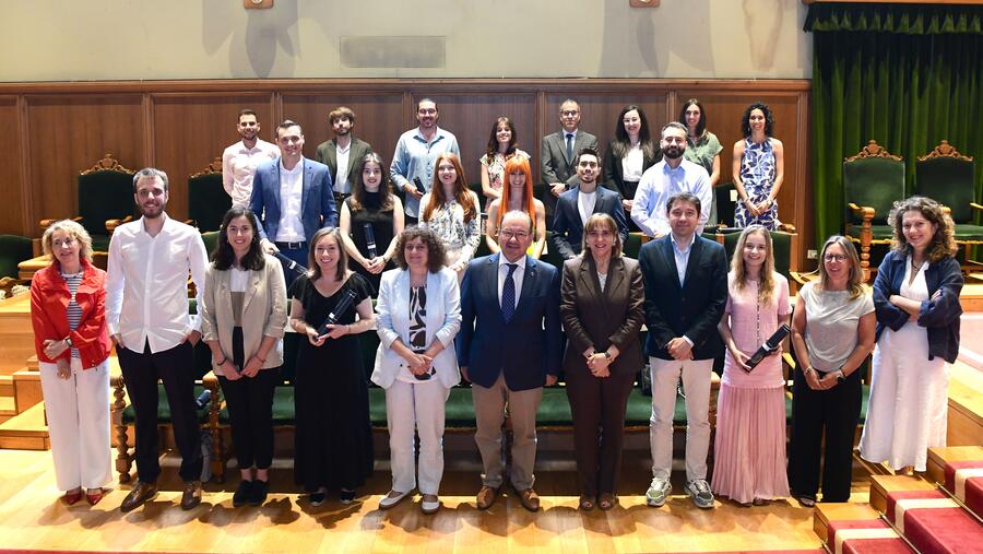 As persoas premiadas xunto coa autoridades académicas que interviñeron no acto de entrega. Foto: Santi Alvite As persoas premiadas xunto coa autoridades académicas que interviñeron no acto de entrega. Foto: Santi Alvite