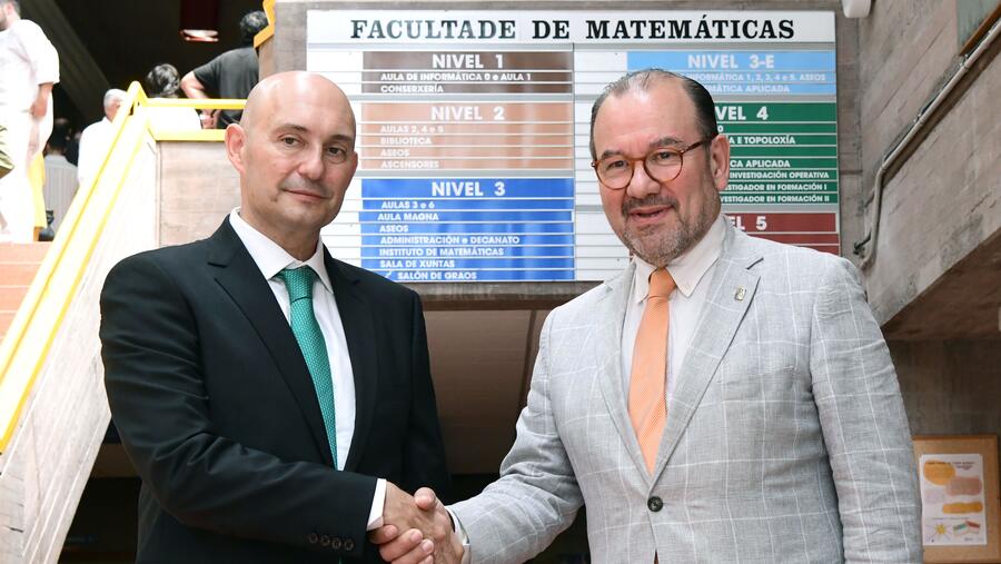 O decano Alberto Cabada e o reitor Antonio López saúdanse momentos antes da toma de posesión. Foto: Santi Alvite O decano Alberto Cabada e o reitor Antonio López saúdanse momentos antes da toma de posesión. Foto: Santi Alvite