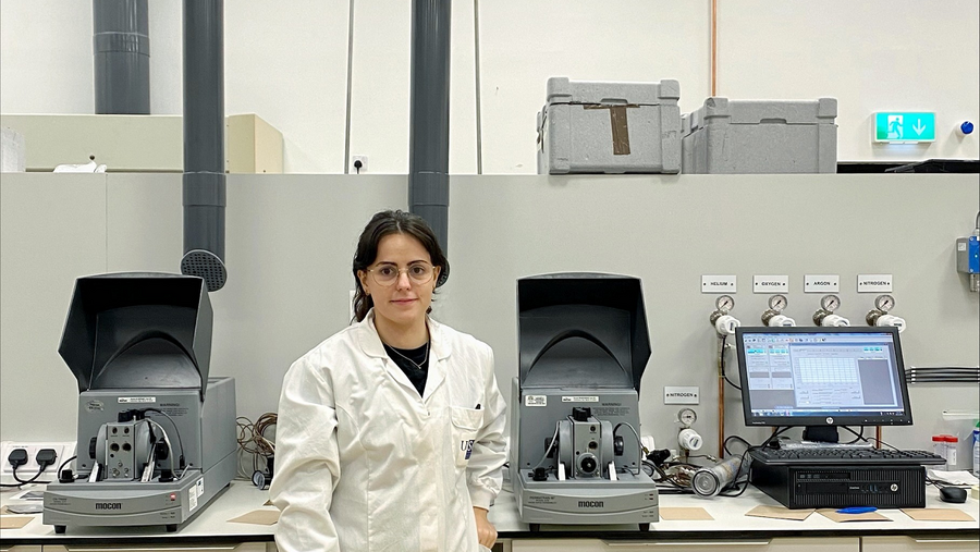 Cristina Gallego nun laboratorio da Universidade de Cork, onde realizou unha estadía grazas ao programa de mobilidade de CRETUS