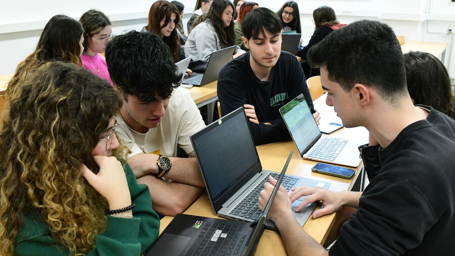 Imaxe de arquivo de estudantado realizando un traballo en equipo. FOTO: Santi Alvite Imaxe de arquivo de estudantado realizando un traballo en equipo. FOTO: Santi Alvite