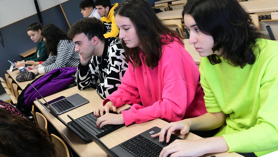 Co fin de ampliar e mellorar esta ferramenta, Lex.gal incorpora unha fiestra para que calquera usuaria ou usuario poida facer as achegas e os comentarios que considere oportunos. Imaxe de arquivo dunha clase da USC. FOTO: Santi Alvite