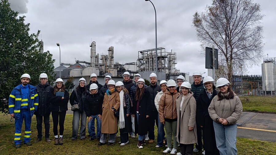 Alumnado, profesorado e persoal de planta diante de Bioetanol