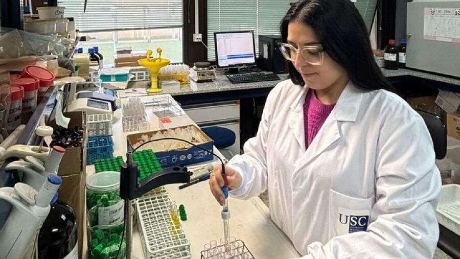 Raquel Cela traballando no laboratorio