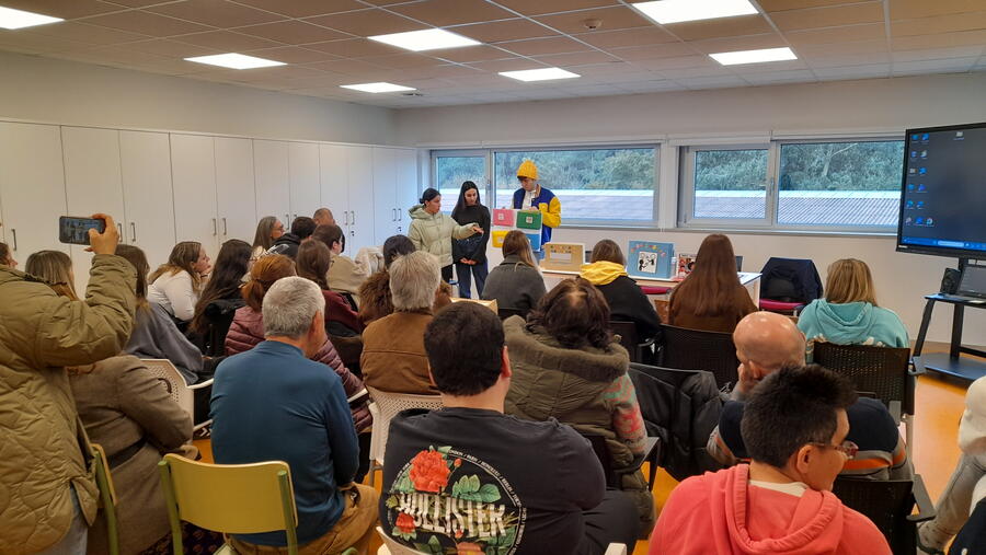 O estudantado de Ciencias da Educación entregou os primeiros materiais didácticos na Asociación Aspaber