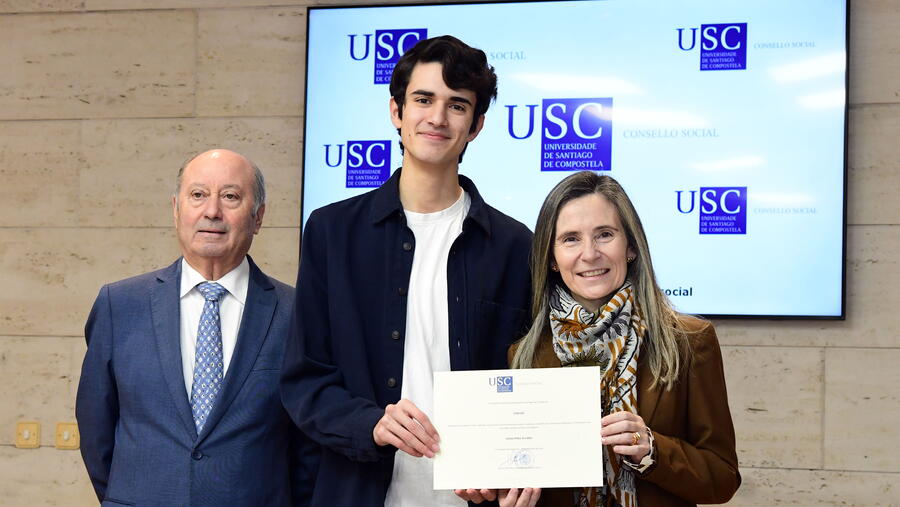 Diego Pérez, no cenro, acompañado da presidenta e do vicepresidente do Consello Social da USC, Cecilia Sierra e José Villarnovo. Foto: Santi Alvite
