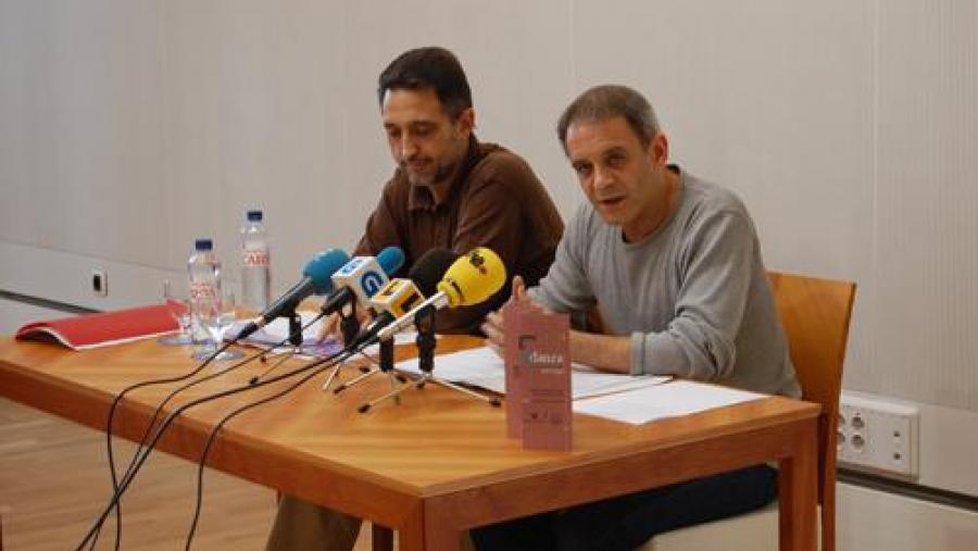 Eduardo Ochoa do grupo Fonmiñá e o director do Espazo de Danza da Universidade Juan Carlos Zahera explicaron os programas das actividades presentadas Eduardo Ochoa do grupo Fonmiñá e o director do Espazo de Danza da Universidade Juan Carlos Zahera explicaron os programas das actividades presentadas