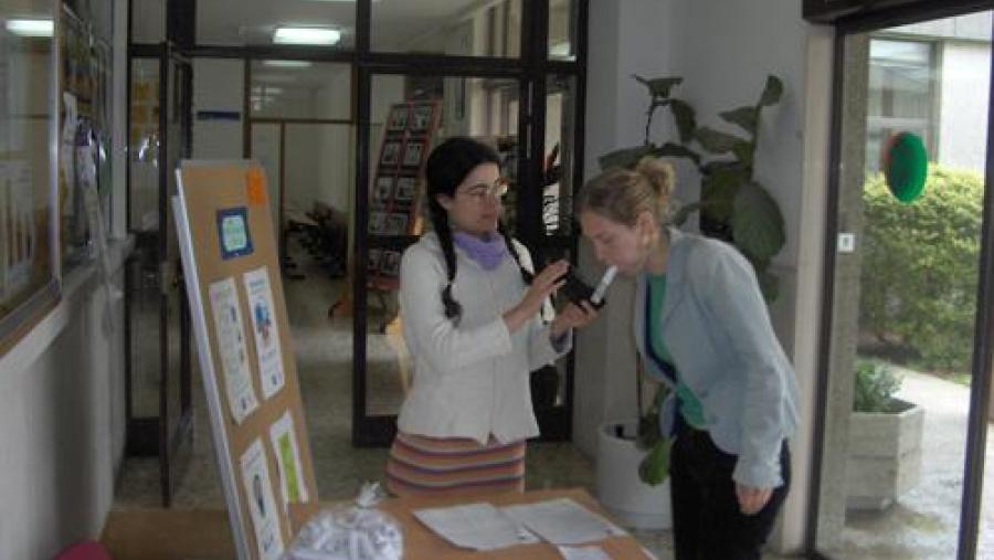 Unha universitaria realizando unha medición de CO expirado Unha universitaria realizando unha medición de CO expirado
