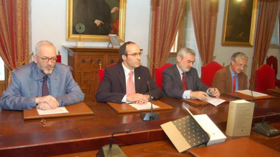 De esquerda a dereita: o profesor Luis Iglesias Feijoo, o reitor Senén Barro Ameneiro, o director literario da Biblioteca Castro, Darío Villanueva Prieto; e o profesor Don Cruickshank De esquerda a dereita: o profesor Luis Iglesias Feijoo, o reitor Senén Barro Ameneiro, o director literario da Biblioteca Castro, Darío Villanueva Prieto; e o profesor Don Cruickshank