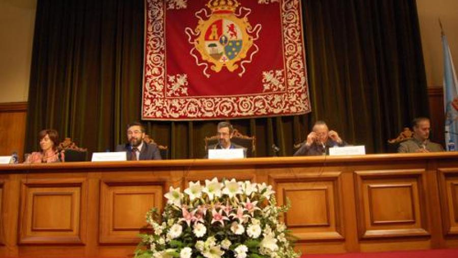 De esquerda a dereita: a subdirectora de IV Ciclo, Mónica Antelo; o director xeral de Acción Social, Xosé Bieito Seara; o vicerreitor Máximo Pló; o director do IV Ciclo, Manuel Botana; e o padriño da... De esquerda a dereita: a subdirectora de IV Ciclo, Mónica Antelo; o director xeral de Acción Social, Xosé Bieito Seara; o vicerreitor Máximo Pló; o director do IV Ciclo, Manuel Botana; e o padriño da...