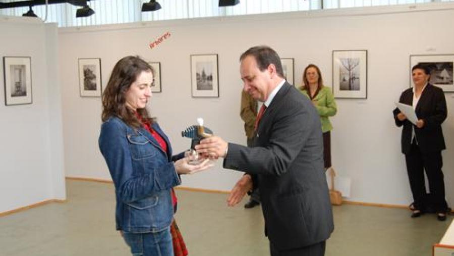 Carlos Herrero entregándolle o premio a Carlota Fernández pola película de nivel medio máis alto Carlos Herrero entregándolle o premio a Carlota Fernández pola película de nivel medio máis alto