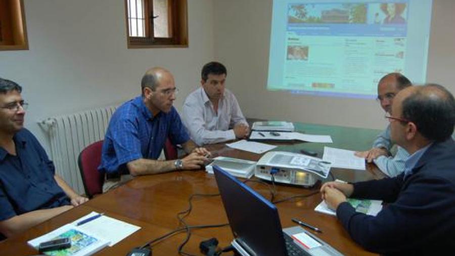 A dirección da Fundación CEER e membros do consello editorial da Revista científica de Estudos Eurorrexionais reuníronse a pasada semana na Reitoría da USC A dirección da Fundación CEER e membros do consello editorial da Revista científica de Estudos Eurorrexionais reuníronse a pasada semana na Reitoría da USC
