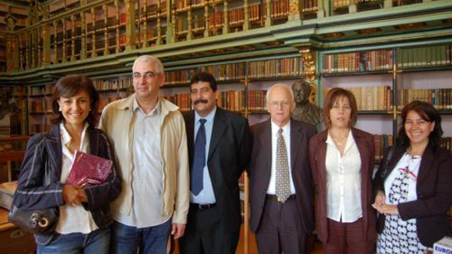 O vicerreitor de Cultura, o cónsul xeral de Cuba en Galicia, a directora da Cátedra de Cultura Cubana 'Alejo Carpentier', a profesora Pilar Cagiao e os representantes do Instituto Cubano do Libro... O vicerreitor de Cultura, o cónsul xeral de Cuba en Galicia, a directora da Cátedra de Cultura Cubana 'Alejo Carpentier', a profesora Pilar Cagiao e os representantes do Instituto Cubano do Libro...